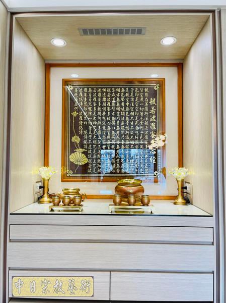 系統櫃神桌背景佛聯設計實木心經雕刻製作高級香爐佛俱水晶蓮花神桌燈P5001.jpg