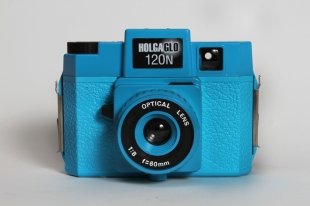 Holga_120N_Holgaglo_Blue_front_0.jpg