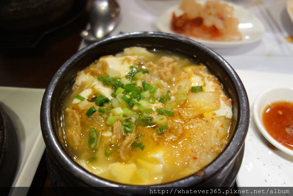 食 台北101/市貿 ATT 4 FUN JBSD涓豆腐 韓式料理專門店 →海鮮煎餅、 春川辣炒雞、泡菜嫩豆腐煲