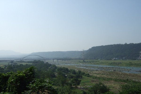 橫跨大漢溪之崁津橋。公園視野真好。