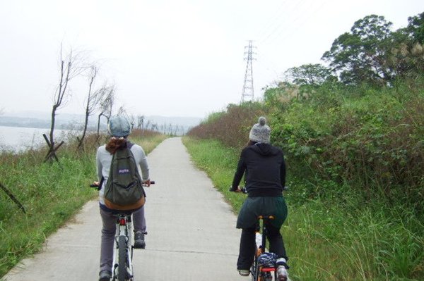 水庫路段，岸邊有釣客在釣魚。