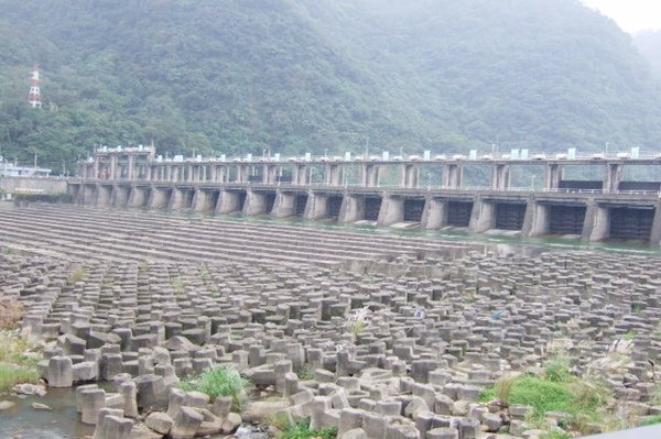 水霸，對岸是三峽。