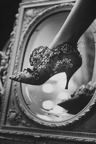 roger-vivier-evening-boot-1961-vogue-30jul13-getty_b