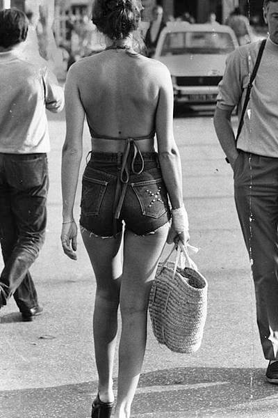 Le-Fashion-Blog-1970s-70s-Street-Style-Vintage-Photos-Halter-Crop-Top-High-Waisted-Jean-Shorts-Platform-Shoes-Via-Tres-Blase.jpg