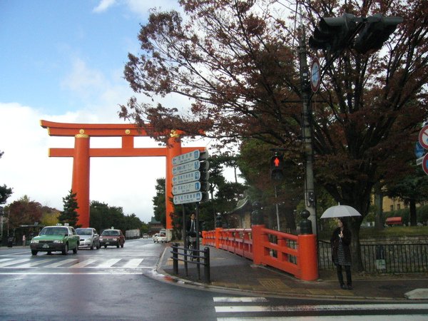 大鳥居襯朱紅橋