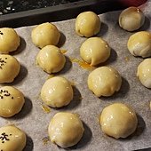 收口處朝下，排放在烤盤上