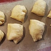 將麵糰切成八塊