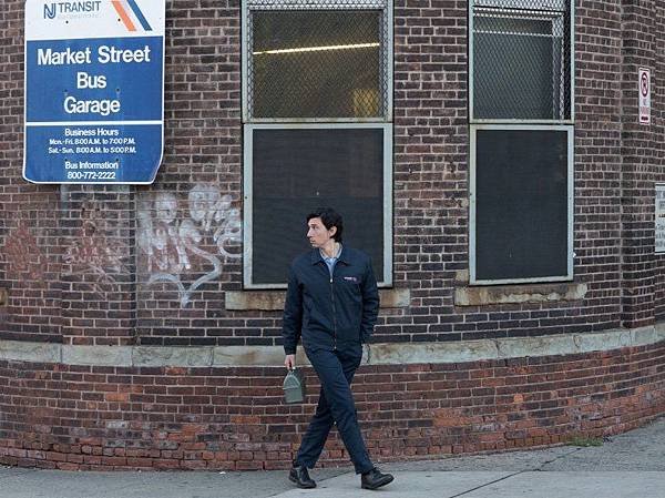 paterson-2016-005-adam-driver-in-uniform-walking-outside-bus-garage_0.jpg