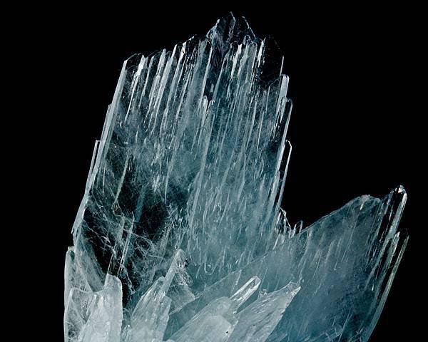 Sharply terminated transparent crystals