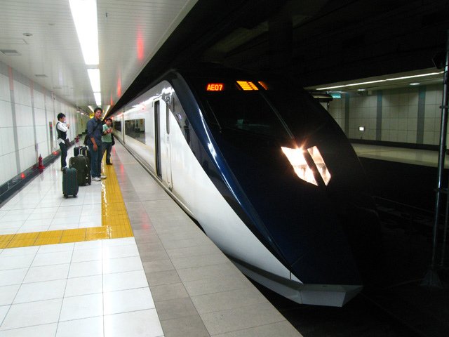 keisei_skyliner_train.jpg