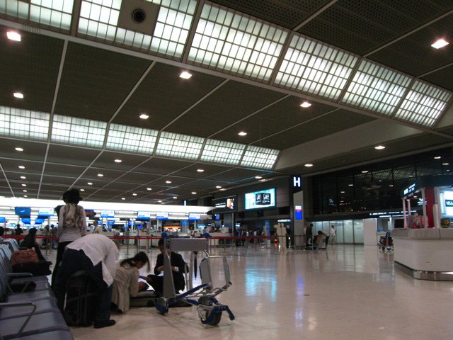 narita_airport_departure_hall_2.jpg