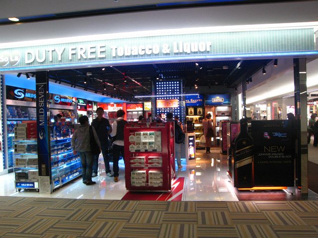 narita_airport_tax-free_shop.jpg