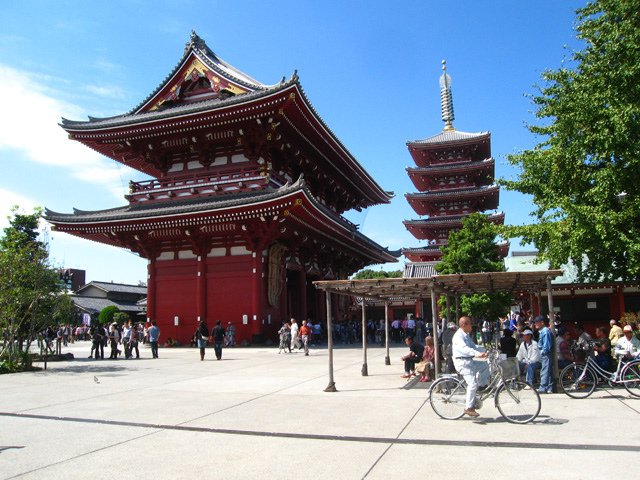 asakusa_temple_side.jpg