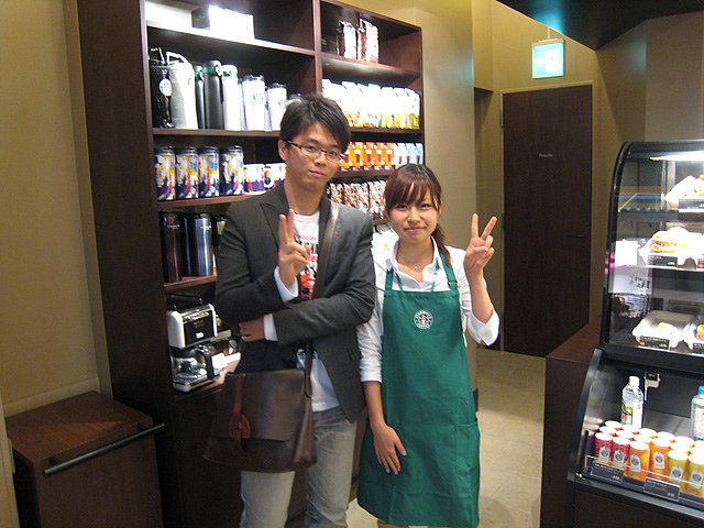 odaiba_venus_fort_starbucks_girl.jpg