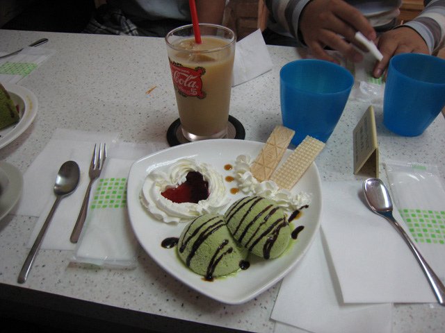 akihabara_maid_cafe_dessert_set.jpg