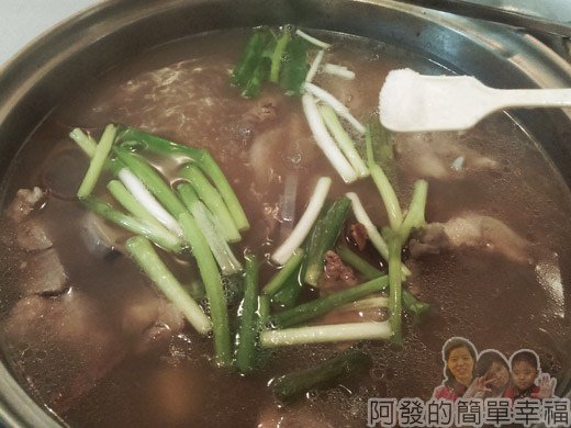 蓮藕排骨湯08-下蔥段鹽