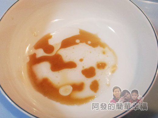 麻油雞麵線-市場小吃風味版07-碗中加入麻油和米酒