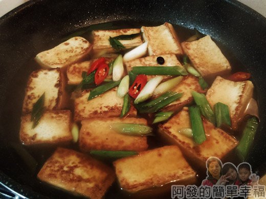 古早味醬燒豆腐08-下蔥蒜苗辣椒片再燜