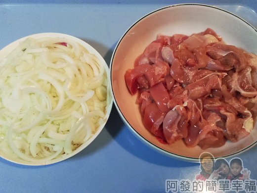 日式親子丼03-洋蔥切絲雞腿肉去皮切塊