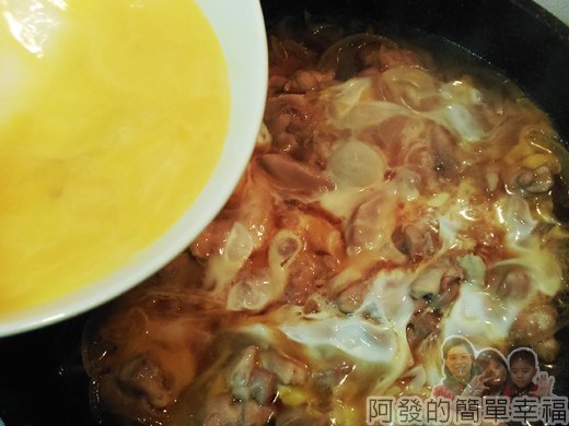 日式親子丼12-轉中小火倒入第二次蛋汁