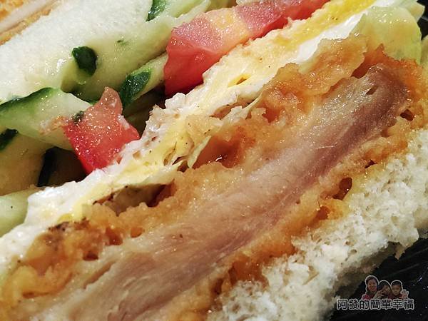 花嘿噴西式早午餐15-咔啦雞三明治特寫