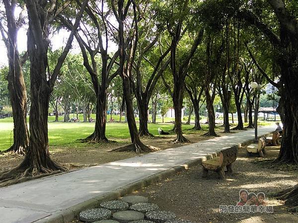 溪北公園扇貝殼溜滑梯03-綠蔭步道微風徐徐, 置身其中頗舒服