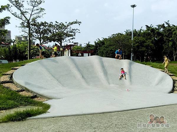 溪北公園扇貝殼溜滑梯15-每個小朋友可玩得很開心