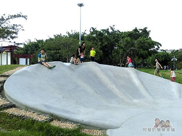 溪北公園扇貝殼溜滑梯16-家長們十之八九都會拍照留念