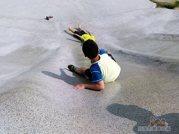 溪北公園扇貝殼溜滑梯18-滑梯長度雖不長,但滑速頗快