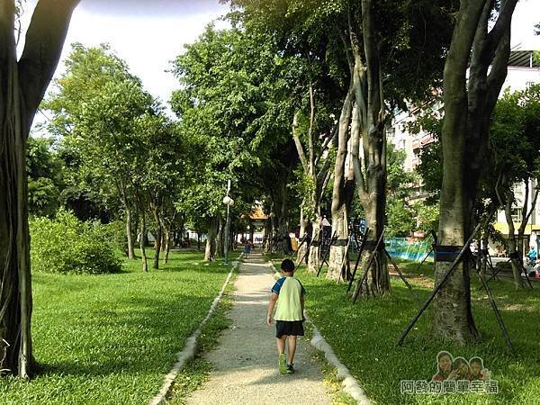 溪北公園扇貝殼溜滑梯19-靠金門街側的綠蔭步道