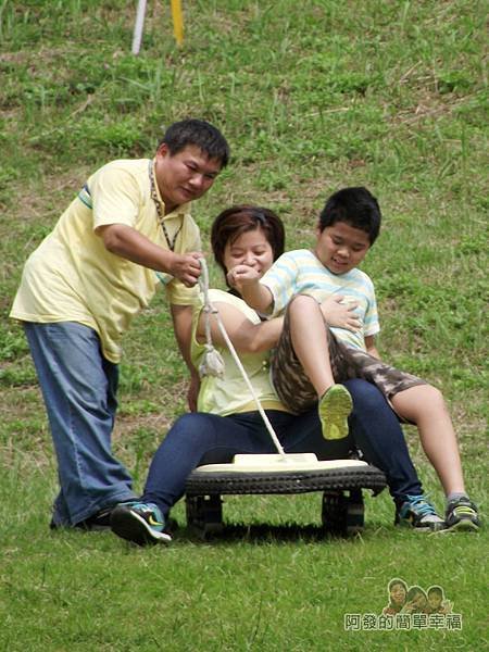 福德坑環保復育園區12-老婆和兒子準備滑下的留影
