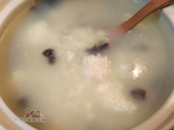 台式廣東皮蛋瘦肉粥II-04-撈起蔥段下米飯熬煮