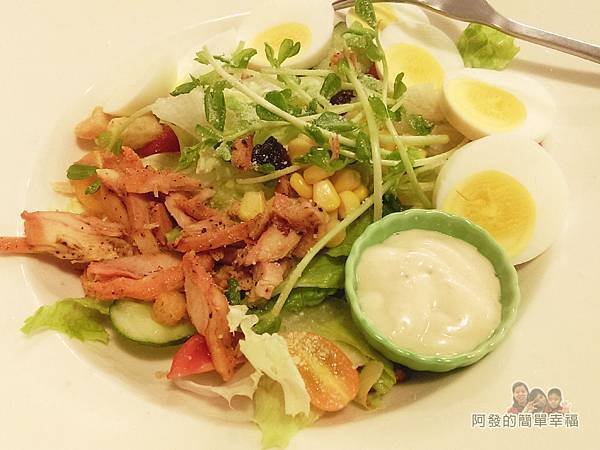 窩在一起28-輕食沙拉-煙燻雞肉水煮蛋生菜沙拉(凱撒醬)
