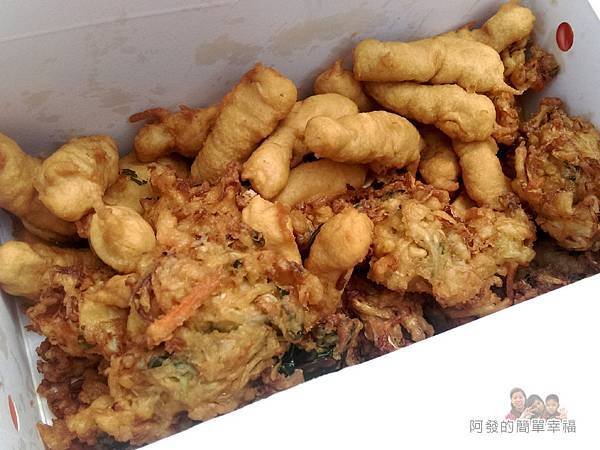 味珍香卜肉店06-外帶盒內的卜肉與炸蔬菜