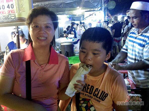 大安童話夜市20-印度甩餅之家-攤前留影