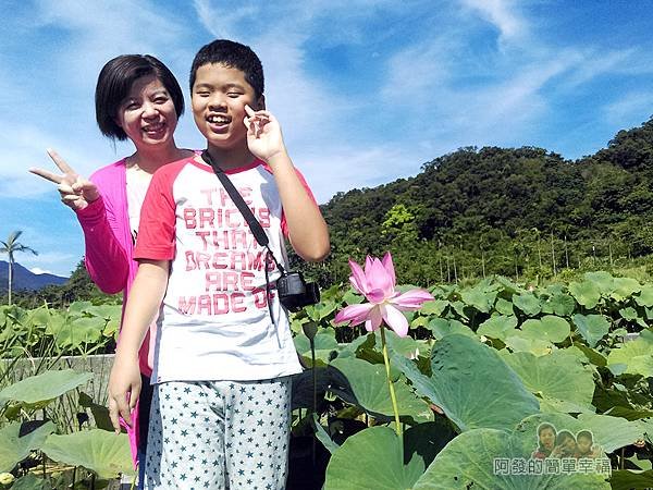 2017雙溪荷所在17-荷花旁留影-笑容如荷花般盛開