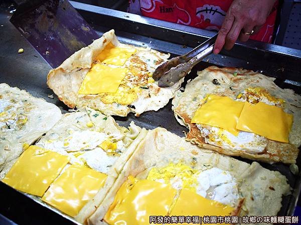 文化街-故鄉の味麵糊蛋餅-看著煎台上就已感覺是很大一份.JPG