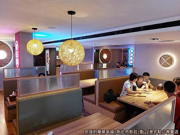 點22港式點心專賣店05-2樓用餐區靠牆八人座.jpg