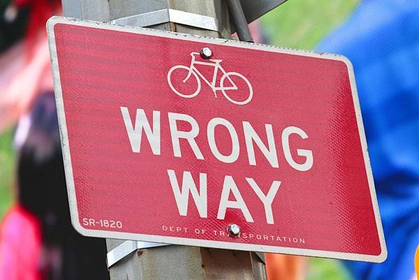 wrong-way-429723_1920.jpg