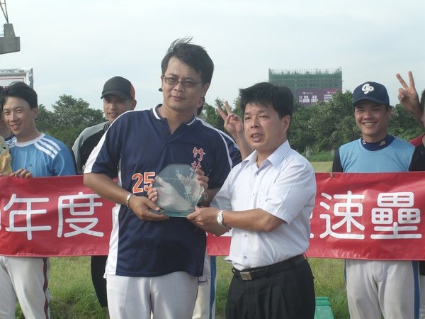 甲組冠軍竹北慢壘隊近照