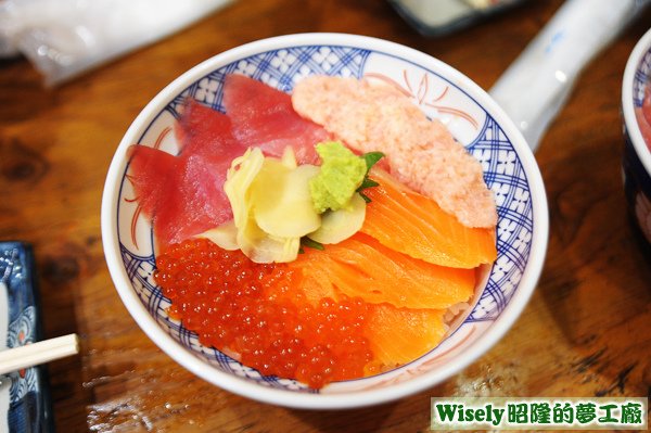 まぐろとサーモンの4色丼(鮪魚鮭魚四色丼)