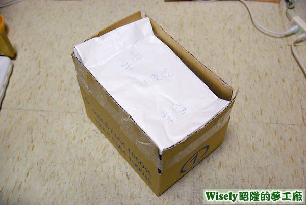 2010年貓咪桌曆紙箱