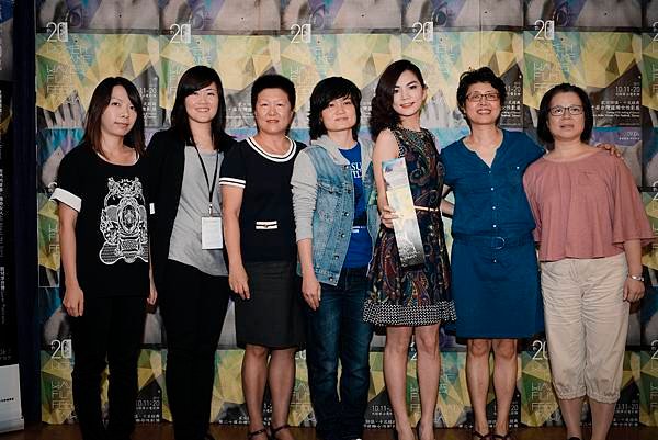 照片3：2013女性影展售票開跑記者會大合影（左起《安派兒》導演林孟欣、影展總監 羅珮嘉、文化部影視及流行音樂發展司副司長 楊同慧、《幸福快遞》導演 翁靖廷、影展大使Ella、影展主席 簡偉斯、《阮的聾情》導演 鄭雍錡）