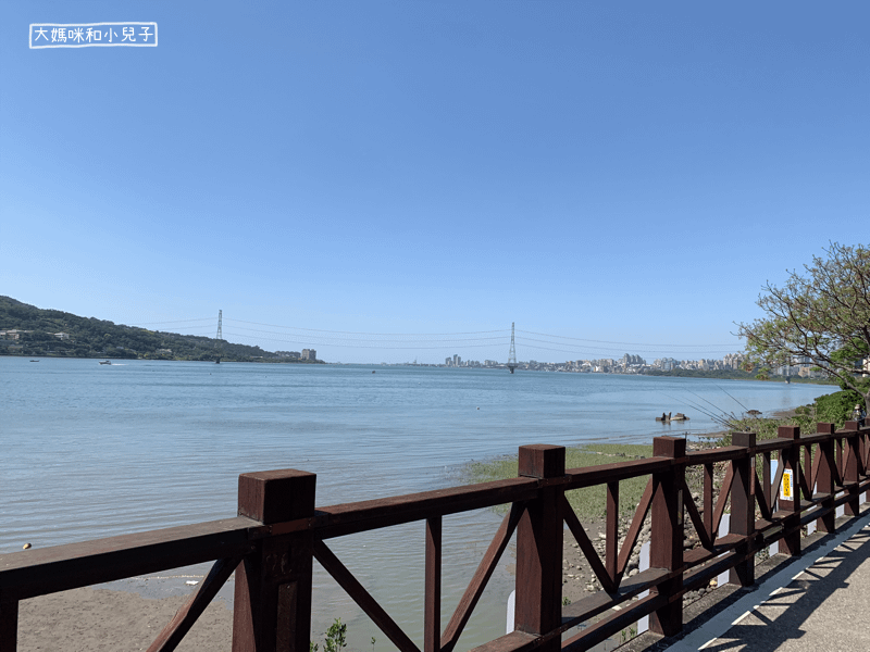 [帶小兒子騎淡水] 大直美麗華美堤河濱公園騎腳踏車到淡水老街
