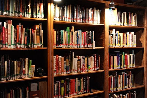 flickr_book shelves_wonderlane_5109302951