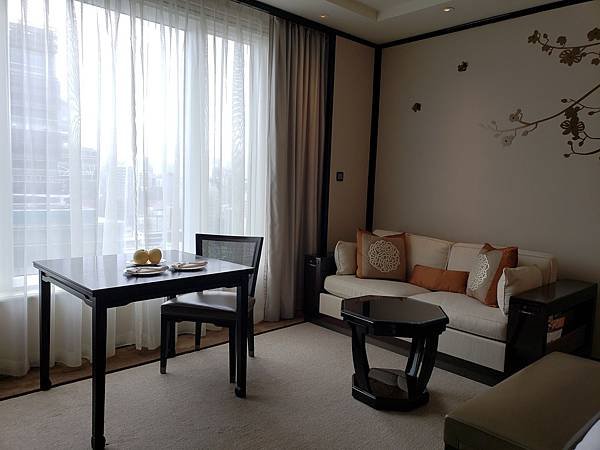 11.5, sofa%26;table.jpg