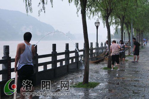 2010726洛陽暴雨龍門石窟關閉.jpg