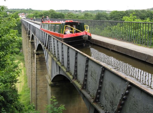 Pontcysyllte_AqueductCanal_UK_06.jpg