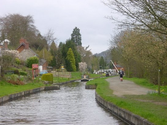 Pontcysyllte_AqueductCanal_UK_07.jpg