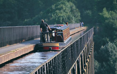 Pontcysyllte_AqueductCanal_UK_08.jpg